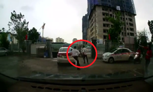 Lái xe đi ngược chiều trên đường cao tốc, "nhập nhèm" tính cước xe, thậm chí hai lái xe của Taxi Group còn lao vào ẩu đả. Thông tin trên báo Pháp luật Plus cho hay, hồi tháng 11/2015, một đọn clip gần 1 phút ghi lại cảnh hai tài xế trong bộ đồng phục của hãng Taxi Hà Nội Group lao vào đánh nhau ngay chốn đông người. Ảnh cắt từ clip.