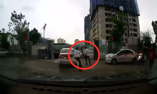 Lái xe đi ngược chiều trên đường cao tốc, "nhập nhèm" tính cước xe, thậm chí hai lái xe của Taxi Group còn lao vào ẩu đả. Thông tin trên báo Pháp luật Plus cho hay, hồi tháng 11/2015, một đọn clip gần 1 phút ghi lại cảnh hai tài xế trong bộ đồng phục của hãng Taxi Hà Nội Group lao vào đánh nhau ngay chốn đông người. Ảnh cắt từ clip.