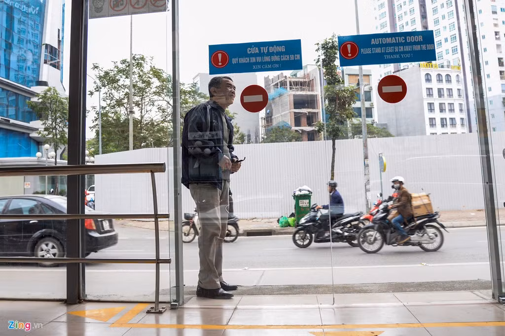 Anh Nguyễn Đình Công, nhân viên bán vé điểm nhà chờ Giảng Võ cho biết việc hành khách nhầm lẫn đường vào diễn ra khá phổ biến. Anh đã nhiều lần hướng dẫn mọi người lần sau hãy đi đúng đường.