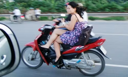 Không kém các đấng mày râu, khi chị em tham gia giao thông, nhiều người phải "mắt tròn, mắt dẹt".