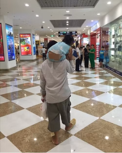 Bức ảnh về tình cha con được chia sẻ nhiều năm qua là bức ảnh một ông bố đi dép tổ ong, cõng con gái trên vai bước đi trong một trung tâm thương mại. Người đăng ảnh có những dòng chia sẻ : "Đi xem phim gặp hai bố con này. Lúc đầu đang nói chuyện cười cười quay ra giật mình nhìn quả mông đứa bé không ngậm được mồm. Mới định tiến lên nhắc bảo bố em bé kéo quần lên cho con. Bất chợt thấy khuôn mặt ngây dại của hai bố con. Tự dưng thấy thương thật sự".