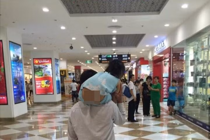 "Quần áo thì thất thểu chân tay lấm lem. Nhìn hai đôi mắt như ngơ ngác không biết gì xung quanh lại càng thương. Chắc người bố cho con đi chơi Trung thu, tay vẫn xách túi nilon bên trong có mấy hộp sữa. Định lên kéo quần cho bé và hỏi chuyện nhưng nghĩ không hợp hoàn cảnh và ảnh hưởng đến hai bố con đang hạnh phúc nên thôi. Đúng là yêu con vô bờ chỉ có cha mẹ. Tình cảm này không chỉ người bình thường mới có. Ngay đến người dại họ cũng biết và cảm nhận rằng họ yêu con biết bao".