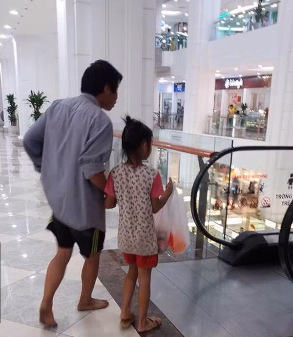 Một trong những hình ảnh đẹp về tình cha con được chia sẻ nhiều trên mạng xã hội năm 2016 đó là bức hình người cha nghèo dẫn con đi trung tâm thương mại. Dù mình không có bộ quần áo đẹp, chân không đi dép, đối lập hoàn toàn với khung cảnh "sang chảnh" của trung tâm mua sắm, nhưng người cha vẫn đưa con đi chơi để cô bé vui vẻ. Đây là sự hi sinh, là niềm vui của cha.