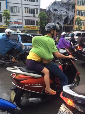 Cơn mưa bất chợt không làm con ướt, con lạnh vì đã có tấm lưng và chiếc áo của cha che chắn cho con.