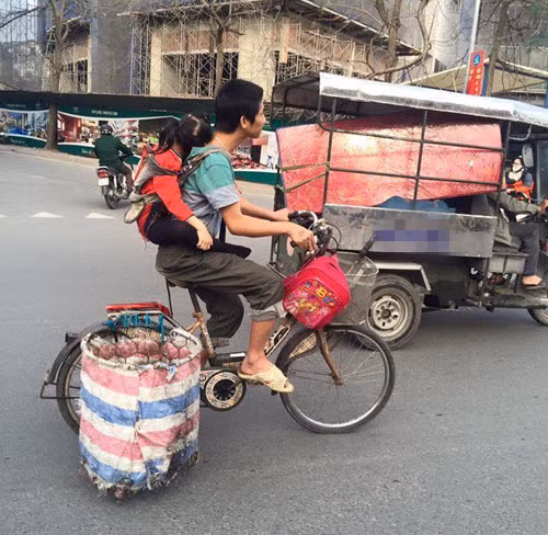 Tháng 5/2016, bức ảnh ông bố địu con nhặt rác tại quận Long Biên (Hà Nội) gây thổn thức cho người xem. Theo nhiều người chứng kiến chia sẻ lại, người cha này vẫn thường một mình đạp xe nhặt rác trên đường Nguyễn Văn Cừ, cứ khoảng 5 giờ chiều là đến trường đón con rồi hai cha con cùng nhau làm việc tiếp.