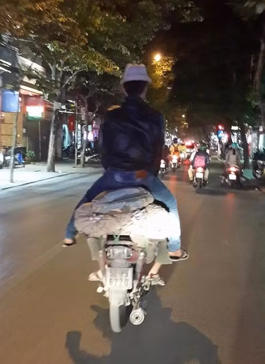 Ngồi lên cao, cao mãi.