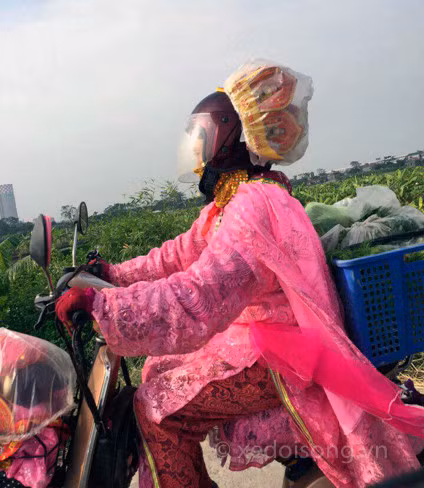 Ai đi đường cũng phải ngước nhìn. Ảnh: Xe đời sống.