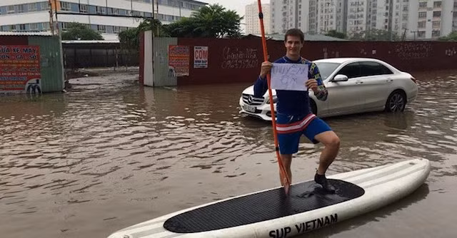  Kiểu đi đường bá đạo vào mùa ngập lụt.