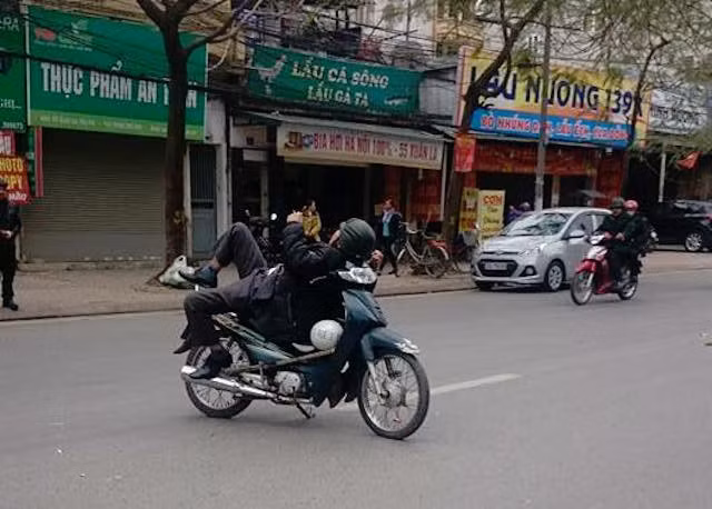 Dựng xe giữa đường, nằm nghỉ thảnh thơi. Hình ảnh chỉ có ở Việt Nam.