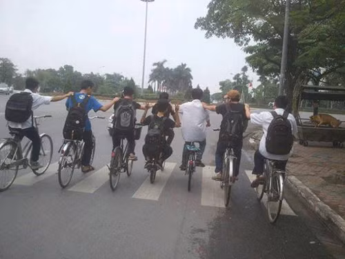 Dàn hàng ngang như vậy thì lấy lối đâu cho người khác đi.