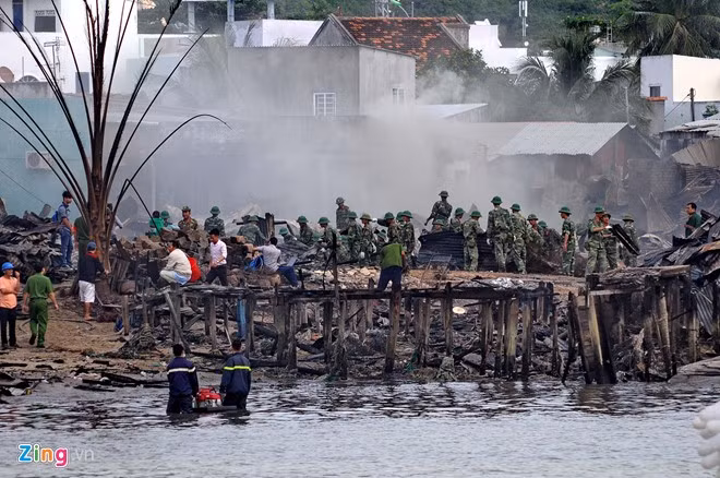 Toàn bộ tài sản của hàng trăm con người bay theo ngọn lửa chỉ trong vài giờ đồng hồ. Làng chài tan hoang sau vụ hỏa hoạn kinh hoàng. Ảnh: Zing.