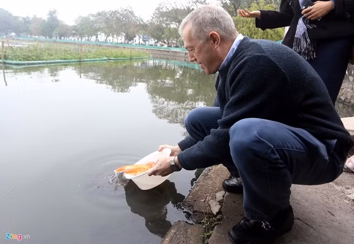 Đại sứ Mỹ chúc Tết "chúc các bạn năm mới phát tài, phát lộc, nhưng không phát phì". Đây là lần thứ ba ngài đại sứ Mỹ thả cá chép tiễn ông Công ông Táo theo phong tục truyền thống của người Việt. Năm ngoái, ông cùng bạn đời làm công việc này tại Huế. Ảnh: Zing.