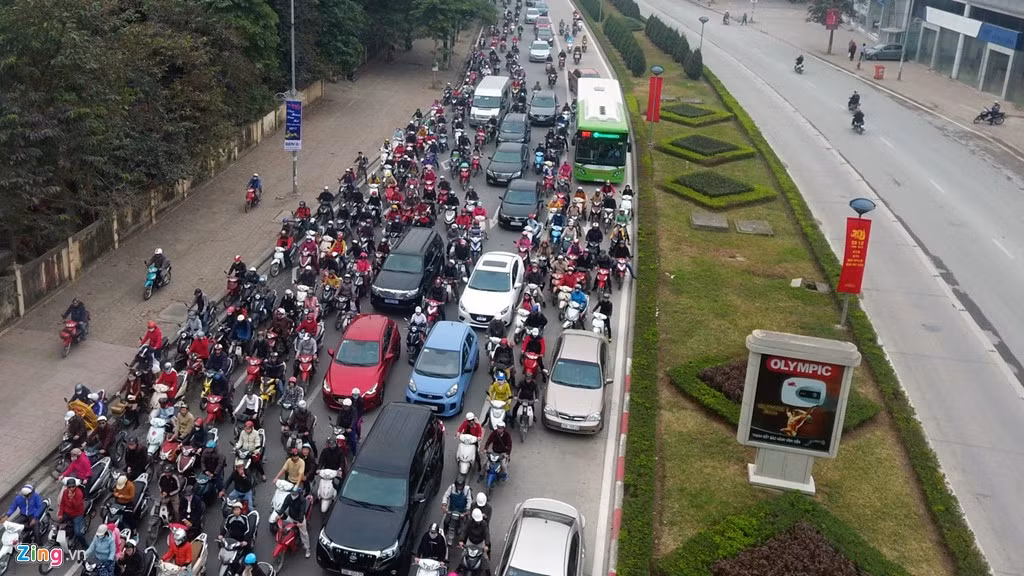 Tuyến xe buýt nhanh BRT chính thức hoạt động từ 31/12/2016, đúng vào dịp nghỉ Tết Dương lịch. Trong ba ngày đầu, phần lớn người dân về quê nên đường phố vắng, tuy nhiên đến sáng 3/1, ngày đầu đi làm trở lại, loại hình phương tiện vận tải công cộng mới này bắt đầu bộc lộ bất cập.