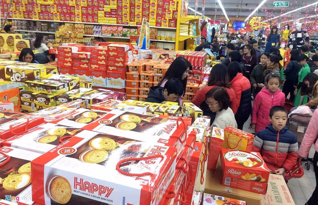 Tết nay, người dân có nhiều địa điểm để sắm tết hơn như siêu thị, trung tâm thương mại... thay vì chỉ có cửa hàng mậu dịch hoặc các chợ quê như xưa. Ảnh: Zing.