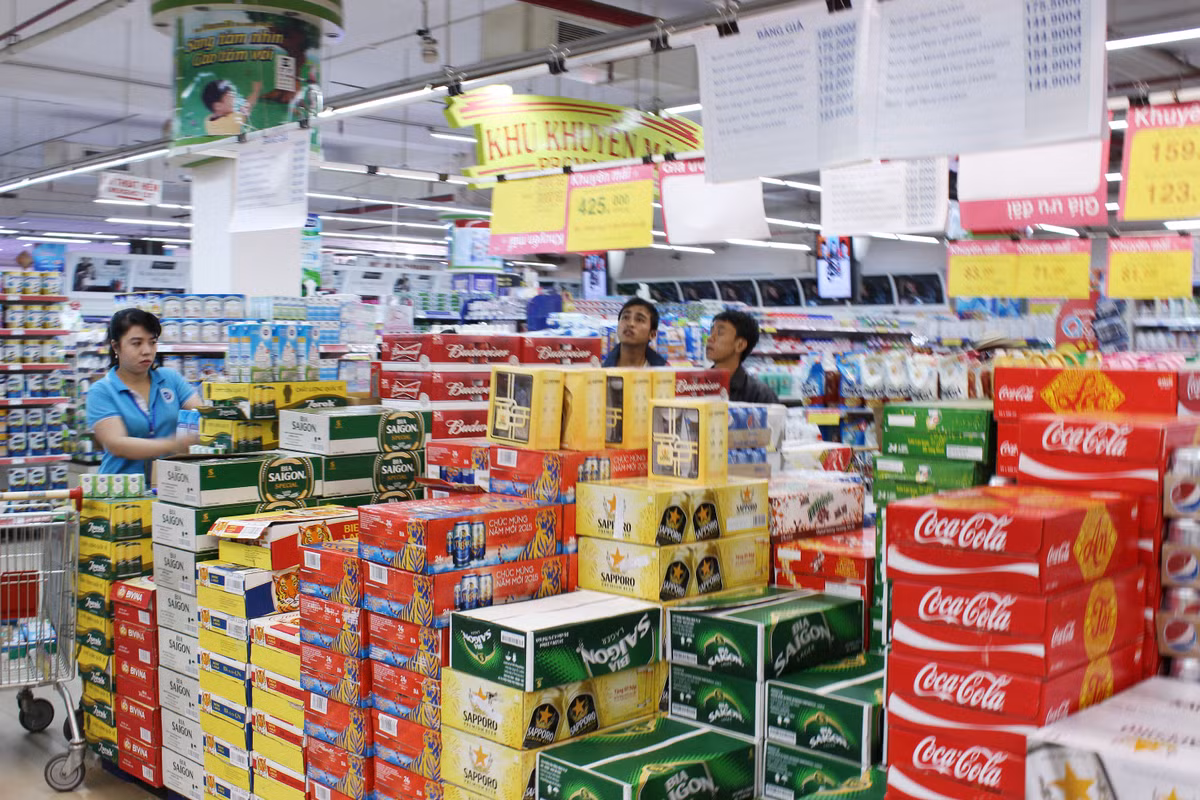 Hàng Tết phong phú, đa dạng, có cả những mặt hàng ngoại nhập để chọn lựa.