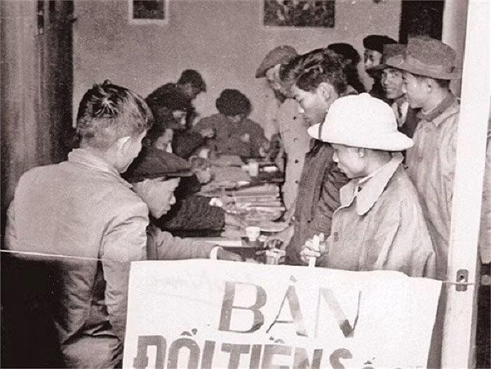 Bàn đổi tiền lẻ nhộn nhịp người đổi tiền.