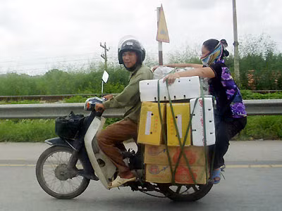 Mình ngồi xa nhau quá.