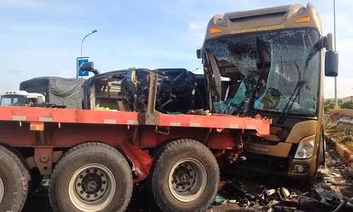 Cùng lúc này, xe khách (loại 45 chỗ) do anh Cao Đình Tân (45 tuổi, quê tỉnh Bình Định) trên xe chở 18 người và xe khách (45 chỗ) do Nguyễn Văn Nhơn (42 tuổi, quê tỉnh Bình Định) chở 30 hành khách lưu thông cùng chiều từ phía sau đã đồng loạt đâm vào xe container gặp nạn nằm chắn ngang đường. Ảnh: Zing