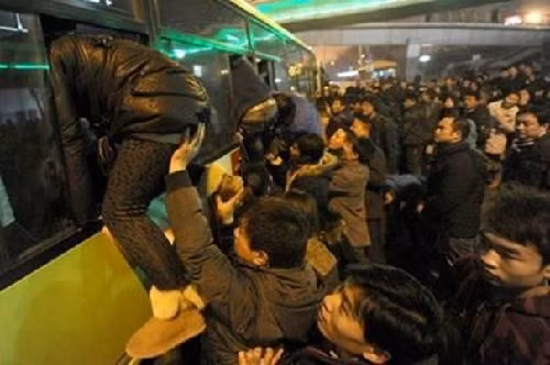 Dù phải chen lấn để kịp chuyến tàu xe, nhưng ai cũng muốn được ở bên gia đình, người thân trong thời khắc chuyển giao một năm.