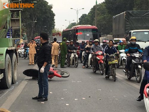 Cũng khoảng 13h chiều cùng ngày, gần khu vực ngã ba Hoàng Quốc Việt - Phạm Văn Đồng (quận Bắc Từ Liêm, TP Hà Nội) xảy ra một vụ va chạm giữa xe máy BKS 20H1-219.40 đang lưu thông hướng bến Mỹ Đình đi cầu Thăng Long và xe ô tô BKS 29C 459.19 đi cùng chiều. Hậu quả, vụ tai nạn khiến nam thanh niên điều khiển xe máy tử vong tại chỗ.