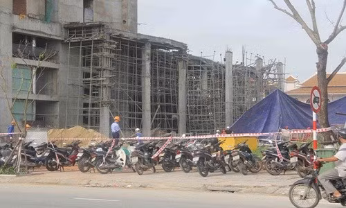 Tuần qua, thông tin được dư luận chú ý đó là vụ sập giàn giáo công trình khách sạn Luxury Apartment Đà Nẵng. Tìm hiểu ban đầu về dự án cho biết, vị trí bị sập tại công trình khách sạn thuộc phần mái che công trình đang thi công, có độ cao chừng 9m. Các công nhân bị nạn khi đổ bê tông trần. Trong đó có 4 nạn nhân được đưa đi điều trị, trong đó 2 người bị xây xát nhẹ, còn 2 người phải nhập viện với chấn thương ở chân và phần mềm. Ảnh: Kinh tế và đô thị