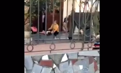 Tuần qua, lại một vụ việc bảo mẫu ép trẻ ăn thô bạo bị phát hiện. Chủ tịch UBND phường Tân Bình, ông Hoàng Văn Thăng cho biết, người phụ nữ trong clip là bà Lê Thị Sao (SN 1959, trú tại khu 7, phường Tân Bình, TP Hải Dương). “Ngay khi biết thông tin vụ việc trên, UBND phường Tân Bình đã cho các cán bộ chuyên môn đi xác minh. Trên thực tế, bà Sao chỉ nhận trông giúp một, hai bé hàng xóm và không đăng ký với chính quyền địa phương. Hiện ngay cả những người thân có cháu bé gửi ở đó cũng không có ý kiến gì về việc này" - ông Thăng nói. Ảnh cắt từ clip.