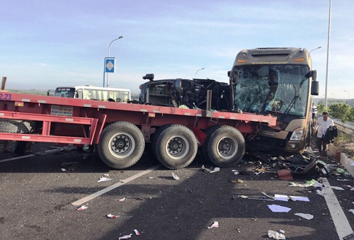 Một vụ tai nạn giao thông thảm khốc khiến 18 người thương vong xảy ra tuần qua. Tại Km41+500, thuộc địa phận xã Sông Nhạn, huyện Cẩm Mỹ, tỉnh Đồng Nai (hướng từ Dầu Giây về Long Thành), xảy ra vụ tai nạn liên hoàn giữa 2 xe khách (loại 52 chỗ) cùng mang biển số tỉnh Bình Định và xe đầu kéo container BKS 51C-573.60.