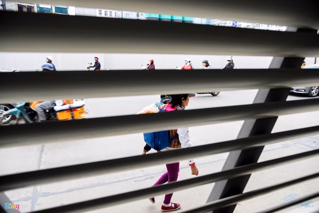 Chị Lý Thị Hồng (ở Quan Nhân, quận Thanh Xuân) bế con đi dọc nhà chờ để tìm lối vào.