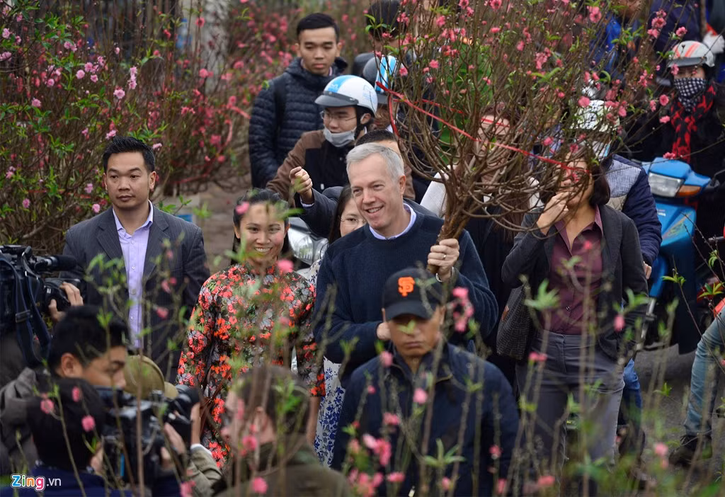 Khi được hỏi về kế hoạch cho Tết năm nay, ông cho biết sẽ khám phá hang Sơn Đoòng trước Tết. Sau đó, ông quay lại Hà Nội và cùng gia đình sang Lào thăm gia đình người bạn thân là bà Rena Bitter - cựu Tổng lãnh sự Mỹ tại TP HCM, hiện là đại sứ Mỹ tại Lào.
