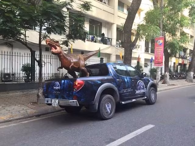 Khủng long xuất hiện.