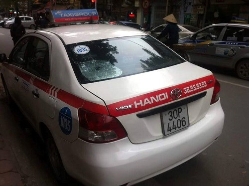 Thậm chí, khi đi vào đường cấm và một chiến sỹ công an ra hiệu lệnh dừng xe, tài xế taxi Group đã tăng ga, hất chiến sĩ công an lên nắp ca pô. Sự việc đáng tiếc này xảy ra hồi tháng 2/2015. Chiếc xe taxi chỉ dừng lại ở khu vực đèn đỏ kế tiếp trên đường Tuệ Tĩnh khi cảnh sát khu vực cùng sự hỗ trợ của người dân truy đuổi, ngăn cản chiếc xe. Ảnh: Pháp luật VN.