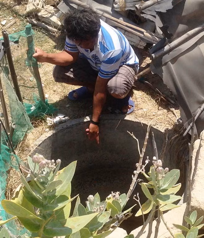 Theo thông tin người này cung cấp, các địa điểm này cách nhau 500-700 m ở một khu vực khá hẻo lánh, nằm trên động cát ven biển từ lưu vực Đầm đến cửa Sứt, thuộc xã Phước Thể. Các giếng có độ sâu 4-7 m, nằm cách mép nước biển 5-50m. Người đàn ông khẳng định kho chứa vàng nằm ở độ sâu 7-10m, dưới lớp bê tông dày 40 cm. Tuy vậy, người dân địa phương và thợ rà phế liệu đều không tin có 4.000 tấn vàng tại xã Phước Thể. Kho báu huyền thoại vẫn còn là một ẩn số. Ảnh: Zing.