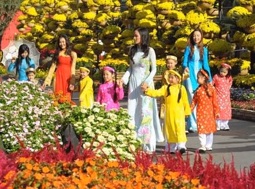 "Năm mới Tết đến. Rước hên vào nhà. Quà cáp bao la. Mọi nhà no đủ. Vàng bạc đầy hũ. Gia chủ phát tài. Già trẻ gái trai. Sum vầy hạnh phúc. Cầu tài chúc phúc. Lộc đến quanh năm. An khang thịnh vượng"! Ảnh minh họa.