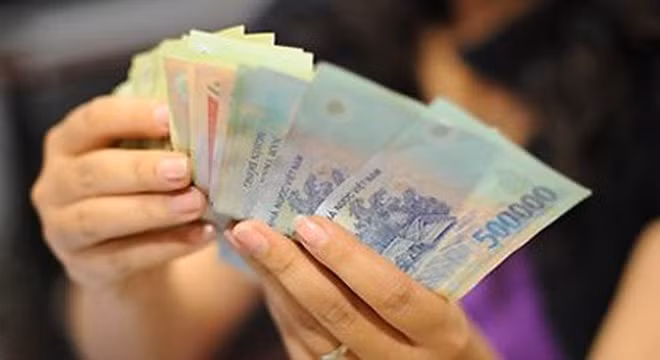 Tuy nhiên, một chuyên viên của Taxi Group lý giải giá cước như sau: 300m đầu tiên là 10.000 đồng, sau khi đồng hồ tính cước nhảy qua km đầu tiên thì km đầu được tính là 24.000 đồng. Số tiền khách phải trả là: 24.000 + 3,88km x 13.900=77.956 đồng. Hóa đơn in cho khách 80.000 đồng là do đồng hồ nhảy thêm 2.000 đồng. Khi được hỏi 24.000 đồng kia có được niêm yết cho hành khách nhìn thấy không thì chuyên viên ấp úng không thể giải thích rõ ràng. Việc không rõ ràng trong cách tính cước phí của Taxi Group khiến khách hàng không hài lòng. Ảnh minh họa.