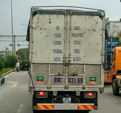 Vừa lái xe vừa kể chuyện ngôn tình.