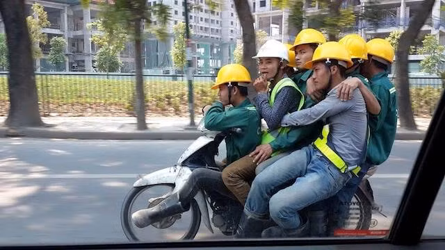 Những hình ảnh thường thấy trên đường phố Việt Nam.