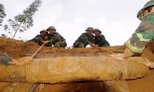 Phat hien 150 qua dan, phao nguyen kip no o Quang Tri