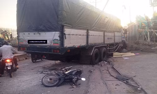 Vụ xe tải mất lái đại náo quốc lộ xảy ra vào khoảng 6h30 sáng 5/1 trên QL1, đoạn qua địa bàn quận Thủ Đức, TP HCM khiến một người tử vong tại chỗ, giao thông qua khu vực bị ùn tắc là một trong những vụ tai nạn giao thông nghiêm trọng trong tuần qua. Chiếc xe tải bất ngờ mất lái, tông hàng loạt dải phân cách rồi lao sang làn đường xe máy, cán chết một người đàn ông đang lưu thông trên đường.