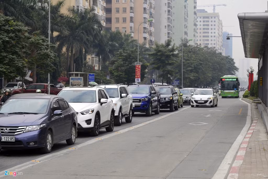 Nhưng cũng có một số người trót đi vào làn xe buýt nhanh phải tìm cách lái sang nhưng đã hết chỗ.