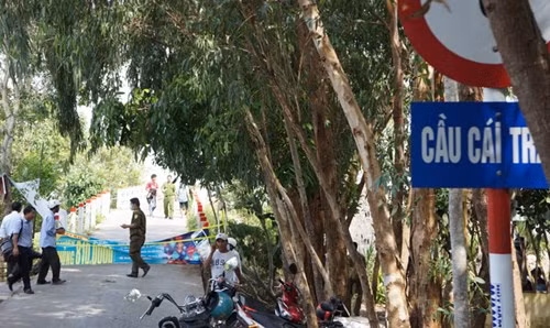 Vụ sập cầu khiến giao thông qua tuyến đường từ thị trấn Năm Căn đến xã Hàng Vịnh bị tê liệt hoàn toàn. Ông Trương Thanh Trúc, Chủ tịch UBND xã Hàng Vịnh (Năm Căn) cho biết: “Sự cố làm đảo lộn giao thông, nước sinh hoạt và viễn thông bị ảnh hưởng. Trước mắt, chúng tôi cử lực lượng hướng dẫn xe 2 bánh và người đi bộ sử dụng tuyến đường giao thông nông thôn, rộng 2 m, đi vòng phía trong để qua cây cầu sập".