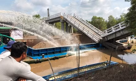 Hien truong vu sa lan dam sap cau o Ca Mau