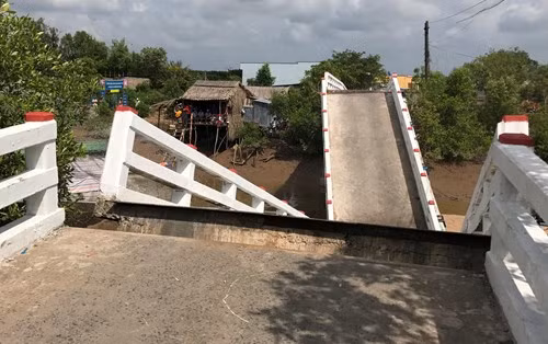 Ông Trần Đoàn Hùng, Phó Chủ tịch UBND huyện Năm Căn (Cà Mau) cho biết cùng với việc cứu hộ sà lan, cơ quan chức năng đã tiến hành khắc phục ống cấp nước, cáp viễn thông, phong tỏa hiện trường để điều tra nguyên nhân vụ việc.