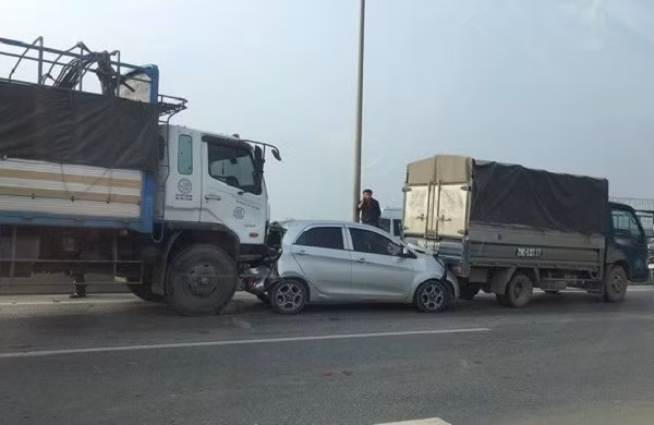 Vụ ô tô đâm nhau liên hoàn trên cầu Thanh Trì (Hà Nội) xảy ra vào khoảng 15h40 ngày 18/1 khiến nhiều người không khỏi bàng hoàng. Có ít nhất 7 xe ô tô đâm nhau liên hoàn trên cầu Thanh Trì (Hà Nội). Riêng chiếc xe taxi bị chui lọt gầm sau một xe tải, bẹp nát.