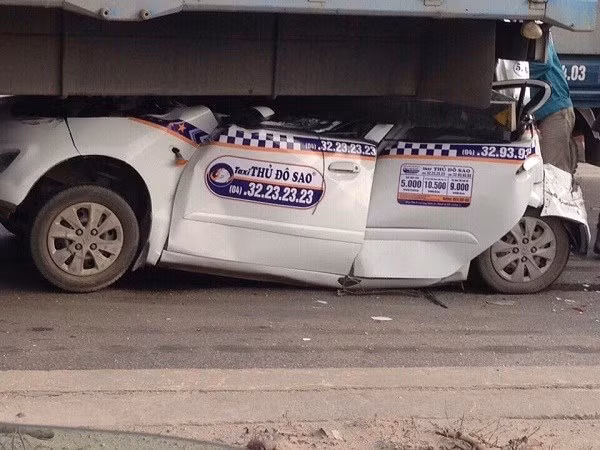 Tai nạn khiến giao thông trên cầu Thanh Trì bị ách tắc, các xe ô tô di chuyển chậm chạp. Cơ quan chức năng đang điều tra, làm rõ nguyên nhân xảy ra tai nạn.