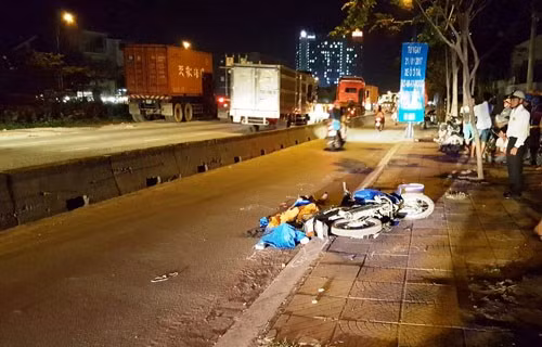 Một vụ vi phạm giao thông vô cùng nghiêm trọng xảy ra ở TP HCM khi xe container cán chết người giữa đêm khuya hôm 16/1. Tài xế lái container đã bất chấp, lái container vào làn xe 2 bánh. Khi vừa qua khỏi giao lộ đường Đồng Văn Cống - Phan Văn Đáng (phường Thạnh Mỹ Lợi, quận 2), do mặt đường quá hẹp, xe đầu kéo va chạm với xe máy do một người đàn ông điều khiển chạy cùng chiều. Cú va chạm khiến người đàn ông mất thăng bằng ngã vào gầm, rồi bị bánh xe container chèn qua khiến nạn nhân tử vong tại chỗ.