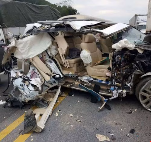 Cú va chạm mạnh khiến một người trên xe Lexus bị thương, chiếc xe bị hư hỏng nghiêm trọng do đâm vào đuôi xe tải. Nhận được tin báo, lực lượng chức năng đã có mặt, phân luồng giao thông cũng như bảo vệ hiện trường.