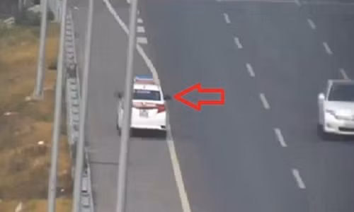 Mới đây, theo hình ảnh ghi lại, trên đường cao tốc Hà Nội - Hải Phòng đang có nhiều phương tiện di chuyển nhưng một tài xế xe taxi Group vẫn cho xe phóng ngược chiều bạt mạng. Ngay khi những hình ảnh chiếc taxi Group chạy ngược chiều trên cao tốc được chia sẻ, nhiều người không khỏi hoang mang, lo sợ bởi mức độ nguy hiểm của chính tài xế và những người tham gia giao thông tại thời điểm đó. Hiện tại, một lãnh đạo đội 2, Cục CSGT, cho biết: “Lực lượng đã tiếp nhận và đang xử lý vụ việc”.