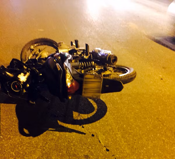 Không ít lần, việc đi ngược chiều đã gây ra hậu quả nghiêm trọng cho người tham gia giao thông. Thông tin trên báo Công an nhân dân cho biết, sáng sớm 10/9, trên đường Giải Phóng, một người đàn ông đi xe máy lưu thông trên đường hướng từ Giải Phóng về Đại Cồ Việt, khi đến trước cổng Đại học Xây dựng (55 Giải Phóng, quận Hai Bà Trưng, Hà Nội) thì bất ngờ bị một chiếc ô tô màu trắng mang BKS 52X-6667 chạy ngược chiều tông phải khiến nạn nhân tử vong tại chỗ. Ảnh chiếc xe máy của nạn nhân sau vụ va chạm với ô tô đi ngược chiều. Nguồn ảnh: Công an nhân dân.