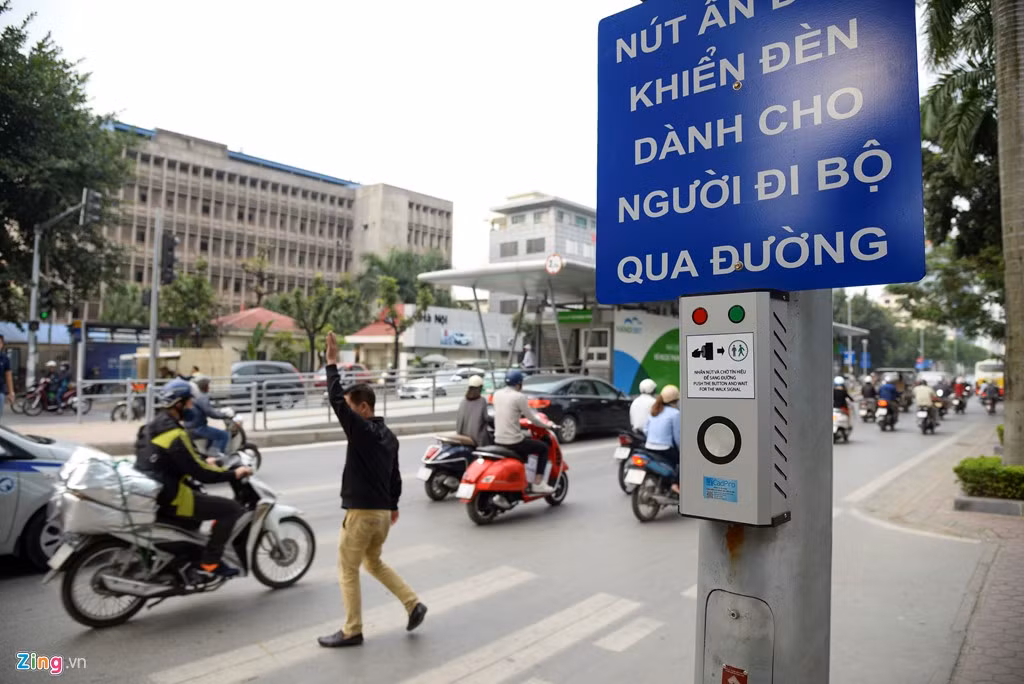 Những điểm nhà chờ có lối đi bộ gần như Vũ Ngọc Phan ít xảy ra tình trạng người đi xe buýt nhầm lẫn cửa vào nhưng đèn ưu tiên sang đường cũng không phát huy tác dụng, một phần do nút bấm gặp sự cố.