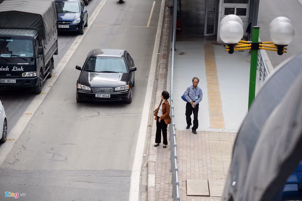 Sau khi xuống xe buýt, vị hành khách này định băng qua đường.